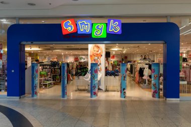 Krakow, Polonya - 30 Temmuz 2024: Krakow, Polonya 'daki Smyk mağazası. Smyk, bebekler ve çocuklar için ürün satan Polonyalı bir perakende zinciri..