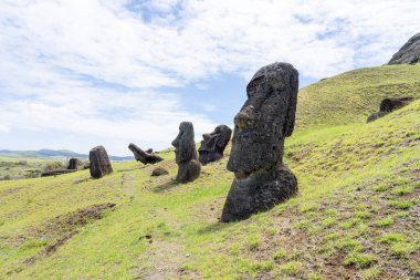 Paskalya Adası, Şili - 4 Mart 2023: Moai, Şili 'nin Rapa Nui kentindeki Rano Raraku yamacına çıkar. Raraku genellikle Moai Fabrikası olarak bilinir.