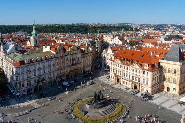 Prag, Çek Cumhuriyeti - 6 Ağustos 2024: Çek Cumhuriyeti Prag 'daki Eski Şehir Meydanı' nın üst manzarası. Eski şehir meydanı Prag 'ın Eski Şehir Mahallesi' nde tarihi bir meydandır..