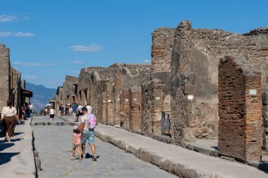 Pompeii, Napoli, İtalya - 11 Ağustos 2024: İtalya 'nın Napoli kentindeki Pompei kalıntıları. Pompeii, M.S. 79 yılında Vesuvius 'un patlamasından sonra küllere gömülen bir Roma şehridir.. 