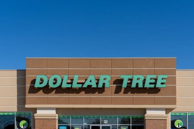 Houston, Teksas, ABD - 13 Mart 2022: Houston, Teksas, ABD 'deki Dollar Tree mağazası. Dolar Ağacı, Amerika 'nın çok fiyatlı indirimli mağaza zinciri..