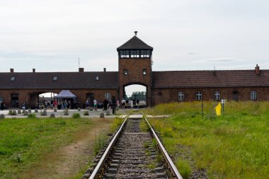 Oswiecim, Polonya - 31 Temmuz 2024: Oswiecim, Polonya 'daki Auschwitz toplama kampı, 2. Dünya Savaşı sırasında Nazi Almanyası tarafından işletilen 40' tan fazla toplama ve imha kampı.