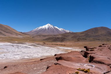 Red Rocks Piedras Rojas, lagün ve tuz düzlükleri. Atakama Çölü, Şili 'de tanınmayan turistler. Bu volkanik manzaralar Şili altiplanosunun kalbinde yer almaktadır..