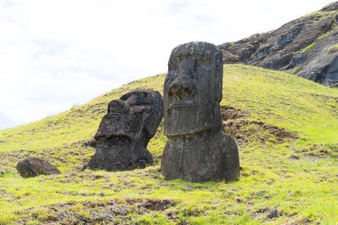 Paskalya Adası, Şili - 4 Mart 2023: Moai, Şili 'nin Rapa Nui kentindeki Rano Raraku yamacına çıkar. Raraku genellikle Moai Fabrikası olarak bilinir.