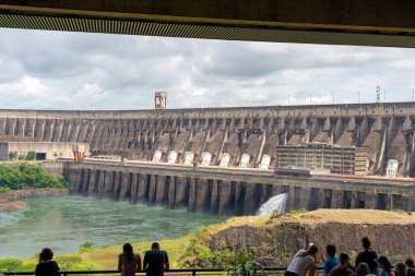 Foz do iguacu, Brezilya - 15 Ocak 2023: Itaipu Barajı Foz do iguacu, Brezilya yakınlarındaki ziyaretçi merkezinden izlendi. Itaipu Barajı, Brezilya ile Paraguay sınırında yer alan bir hidroelektrik barajıdır..