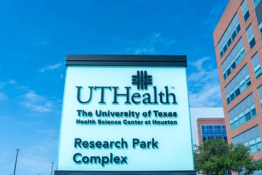 Houston, Teksas, ABD - 3 Nisan 2024: UTHealth Houston, Houston Üniversitesi Sağlık Bilimleri Merkezi, Teksas Araştırma Park Kompleksi tabelası