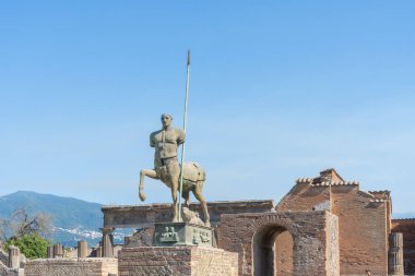 Pompeii, Napoli, İtalya - 11 Ağustos 2024: İtalya 'nın Napoli kentindeki Pompei kalıntıları. Pompeii, M.S. 79 yılında Vesuvius 'un patlamasından sonra küllere gömülen bir Roma şehridir.. 