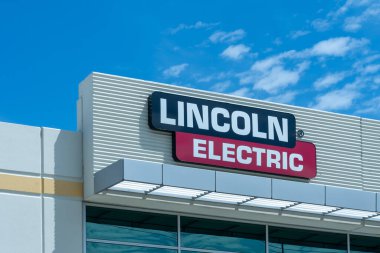 Houston, Teksas, ABD - 13 Nisan 2024: Houston, TX 'teki ofis binasında Lincoln Electric logosu. Lincoln Electric Holding, Inc. kaynak ekipmanı üreticisi..