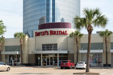 Houston, Teksas, ABD - 7 Nisan 2024: David 'in Houston, TX, ABD' deki 4520 San Felipe Caddesi 'ndeki gelinlik dükkanı. David 'in Gelini, gelinlik, balo elbisesi ve resmi giyimde uzmanlaşmış bir perakende zinciri.