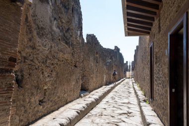 Pompeii, Napoli, İtalya - 11 Ağustos 2024: İtalya 'nın Napoli kentindeki Pompei kalıntıları. Pompeii, M.S. 79 yılında Vesuvius 'un patlamasından sonra küllere gömülen bir Roma şehridir.. 