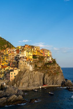 Cinque Terre, Liguria, İtalya - 22 Temmuz 2024: İtalya 'nın engebeli Riviera kıyı şeridi üzerinde bir dizi deniz kenarı köyü olan Cinque Terre, İtalya' nın beş balıkçı köyünden biri olan Vernazza 'nın görüntüsü.