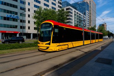 Varşova, Polonya - 27 Temmuz 2024: Varşova, Polonya. Tramvaylar Varşova 'da özellikle şehir merkezinde popüler bir ulaşım biçimidir..