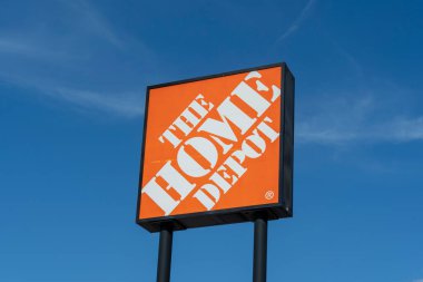 Houston, Teksas, ABD - 14 Nisan 2024: Home Depot logosunun mavi gökyüzü arkaplanlı logosunu kapatın. Houston, ABD. Home Depot, Amerika 'nın çok uluslu ev geliştirme perakende şirketi.