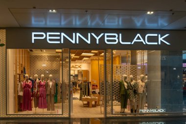 Roma, İtalya - 12 Ağustos 2024: Roma, İtalya 'da bir alışveriş merkezinde Pennyblack kadın giyim mağazası.