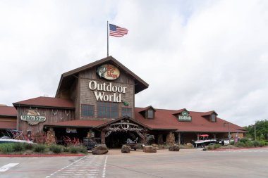 Pearland, Teksas, ABD - 15 Nisan 2024: Pearland, TX, ABD 'deki Bass Pro Shops mağazası. Bass Pro Shops, vahşi doğa temalı mağazaları ve avcılık, balıkçılık ve açık hava teçhizatlarıyla bilinen bir zincir..