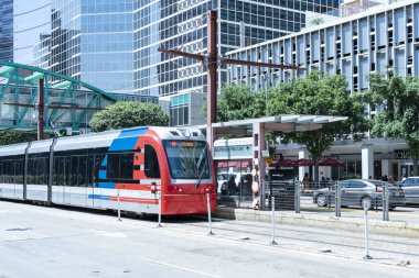 Houston, Teksas, ABD - 3 Nisan 2024: Houston, Teksas, ABD 'de kırmızı hat hafif tren vagonu. METRO Büyük Houston 'a toplu taşıma hizmetleri sunar