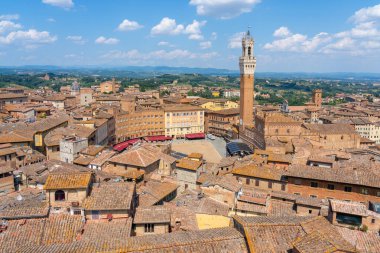 Santa, Toskana, İtalya - 20 Temmuz 2024: Santa, Toskana, İtalya 'daki Siena Katedrali' nin yan manzarası. Siena Katedrali, İtalyanca: Duomo di Siena bir ortaçağ kilisesi.