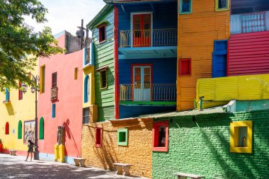 Buenos Aires, Arjantin - 24 Ocak 2023: La Boca, Buenos Aires, Arjantin 'deki Caminito sokak müzesindeki renkli bina. Caminito, Tango 'nun doğduğu liman bölgesiydi..