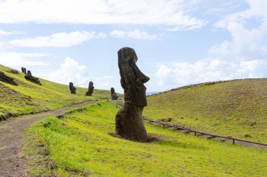 Paskalya Adası, Şili - 28 Şubat 2023: Moai, Şili 'nin Rapa Nui şehrinde, Rano Raraku yamacında. Raraku genellikle Moai Fabrikası olarak bilinir.