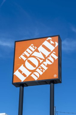 Houston, Teksas, ABD - 14 Nisan 2024: Home Depot logosunun mavi gökyüzü arkaplanlı logosunu kapatın. Houston, ABD. Home Depot, Amerika 'nın çok uluslu ev geliştirme perakende şirketi.