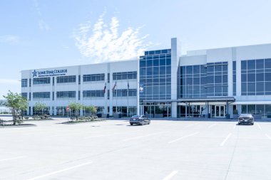 Houston, Teksas, ABD - 13 Nisan 2024: Lone Star College - Houston, Teksas, ABD 'deki Westway Park Teknoloji Merkezi.