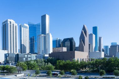 Houston, Teksas, ABD - 4 Nisan 2024: 2024 'te Houston, Teksas şehir merkezindeki binaların görüntüsü.