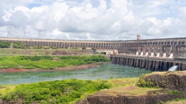 Foz do iguacu, Brezilya - 15 Ocak 2023: Itaipu Barajı Foz do iguacu, Brezilya yakınlarındaki ziyaretçi merkezinden izlendi. Itaipu Barajı, Brezilya ile Paraguay sınırında yer alan bir hidroelektrik barajıdır..