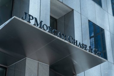 Houston, Teksas, ABD - 14 Nisan 2024: JPMorgan Chase ve Co. imzası Houston, Teksas şehir merkezindeki JPMorgan Chase Kulesi girişlerinden birinin üzerinde.