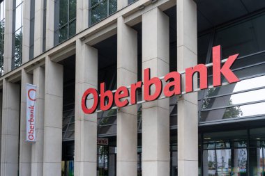 Viyana, Avusturya - 4 Ağustos 2024: Binanın üzerinde bir Oberbank logosu var. Viyana, Avusturya. Oberbank AG, Avusturya 'nın bölgesel bankasıdır..