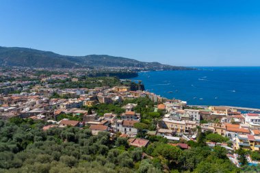 Sorrento, İtalya - 11 Ağustos 2024: İtalya 'nın Sorrento ve Napoli Körfezi' nin üst manzarası. Sorrento İtalya 'nın güneybatısında Sorrentine Yarımadası' ndaki Napoli Körfezi 'ne bakan bir sahil kasabasıdır.