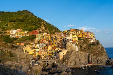 Cinque Terre, Liguria, İtalya - 22 Temmuz 2024: İtalya 'nın engebeli Riviera kıyı şeridi üzerinde bir dizi deniz kenarı köyü olan Cinque Terre, İtalya' nın beş balıkçı köyünden biri olan Vernazza 'nın görüntüsü.