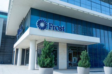Houston, Teksas, ABD - 7 Nisan 2024: Houston, TX, ABD 'deki Frost Bank şubelerinden biri