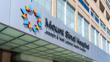 Toronto, ON, Kanada - 21 Ağustos 2024: Mount Sinai Hastanesi Joseph ve Kanada 'daki Wolf Lebovic Sağlık Kompleksi. Mount Sinai Hastanesi, MSH, bir hastanedir ve Sina Sağlık 'ın bir parçasıdır..