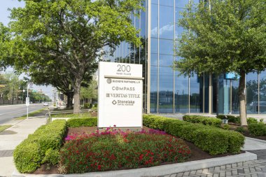 Houston, Teksas, ABD - 7 Nisan 2024: Buckeye Partners, Compass, Veritas unvanı ve Stonelake imzalı bir rehber yazısı Houston, TX, ABD 'deki 200 Park Place' deki ofis binasının önünde.