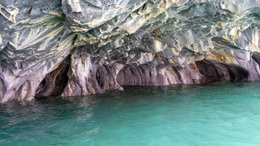 General Carrera Gölü 'ndeki mermer mağaralar, Patagonya, Şili. Mermer mağaralar tamamen mermerden yapılmış doğal oyulmuş mağaralardır ve su akımı tarafından şekillendirilmişlerdir..