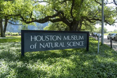 Houston, Teksas, ABD - 11 Nisan 2024: Houston Doğal Bilim Müzesi 'nin önündeki tabela