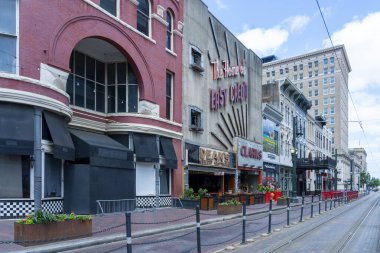 Houston, TX, ABD - 14 Nisan. 2024: Houston, TX, ABD şehir merkezindeki Red Line Light Rail Preston istasyonu yakınlarındaki ana caddenin görüntüsü