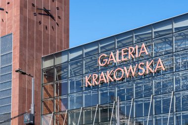 Krakow, Polonya - 30 Temmuz 2024: Krakow, Polandis 'teki Galeria Krakowska alışveriş merkezi. Galeria Krakowska, Krakow 'da şehrin ana tren istasyonunun bitişiğindeki bir alışveriş merkezidir..