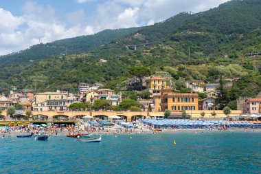 Cinque Terre, Liguria, İtalya - 23 Temmuz 2024: Monterosso manzarası, İtalya 'nın Sinque Terre kentindeki beş balıkçı köyünden biri, engebeli İtalyan Riviera kıyı şeridi üzerindeki bir dizi deniz kenarı köyü.