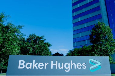 Houston, Teksas, ABD - 14 Nisan 2024: Baker Hughes Houston, Teksas, ABD merkezinin dışındaki logo işaretini kapat. Baker Hughes Şirketi bir Amerikan enerji şirketi..