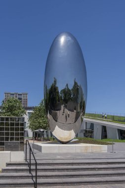 Houston, Teksas, ABD - 11 Nisan 2024: Anish Kapoor 'un dev fasulye heykeli Cullen Heykel Bahçesi' ndeki Houston, TX, ABD Güzel Sanatlar Müzesi 'nde