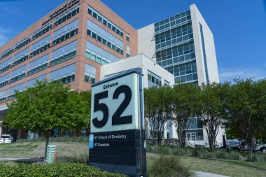 Houston, Teksas, ABD - 3 Nisan 2024: Houston Teksas Üniversitesi Diş Hekimliği Fakültesi ve UT Dişçileri Binası, Houston, Teksas, ABD.