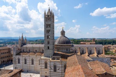 Santa, Toskana, İtalya - 20 Temmuz 2024: Santa, Toskana, İtalya 'daki Siena Katedrali' nin yan manzarası. Siena Katedrali, İtalyanca: Duomo di Siena, ortaçağ kilisesi..