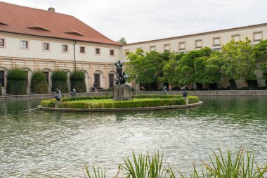 Prag, Çek Cumhuriyeti - 7 Ağustos 2024: Çek Cumhuriyeti Prag 'daki Wallenstein Sarayı Bahçeleri. Wallenstein Sarayı, Prag, Mala Strana 'da bir Barok sarayı..