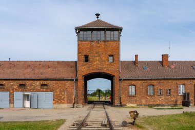 Oswiecim, Polonya - 31 Temmuz 2024: Oswiecim, Polonya 'daki Auschwitz toplama kampı, 2. Dünya Savaşı sırasında Nazi Almanyası tarafından işletilen 40' tan fazla toplama ve imha kampı.
