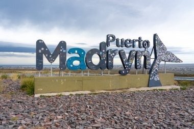 Puerto Madryn, Şili - 15 Ocak 2023: Puerto Madryn tabelası, Arjantin. Puerto Madryn, Patagonya kıyısında bir Arjantin şehridir..
