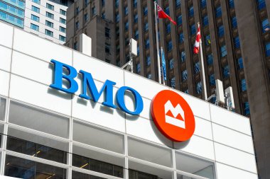Toronto, ON, Kanada - 21 Ağustos 2024: Toronto, Kanada 'daki binanın BMO tabelasını ve logosunu kapatın.