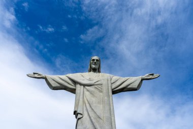 Rio de Janeiro, Brezilya - 10 Ocak 2023: Kurtarıcı İsa Rio de Janeiro, Brezilya 'da arka planda mavi gökyüzü ile. Kurtarıcı İsa, İsa Mesih 'in bir Art Deco heykeli..