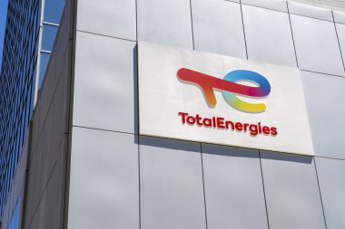 Houston, Teksas, ABD - 4 Nisan 2024: Houston, Teksas, ABD 'deki binada Toplam Enerji tabelası. Total Energies SE, Fransız çok uluslu entegre enerji ve petrol şirketidir..