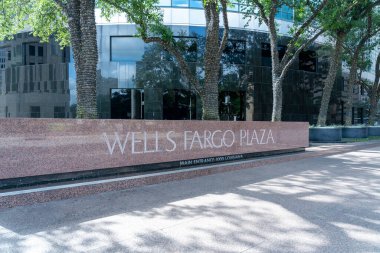 Houston, Teksas, ABD - 14 Nisan 2024: Houston, Teksas 'taki Wells Fargo Plaza tabelaları. Wells Fargo Plaza gökdelendir..